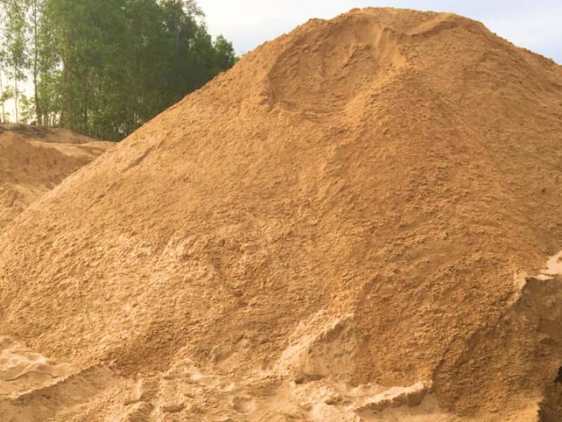 Cát vàng là loại cát có màu vàng đặc trưng, kích thước hạt đa dạng