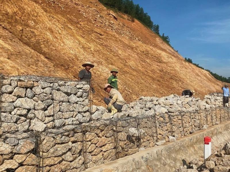 Sử dụng đá hộc làm kè chống sạt lở