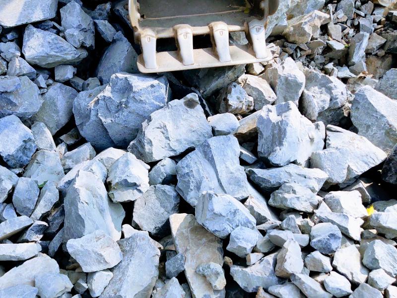 Kích thước đá, nguồn đá, vị trí vận chuyển, số lượng đặt hàng ảnh hưởng đến giá đá hộc