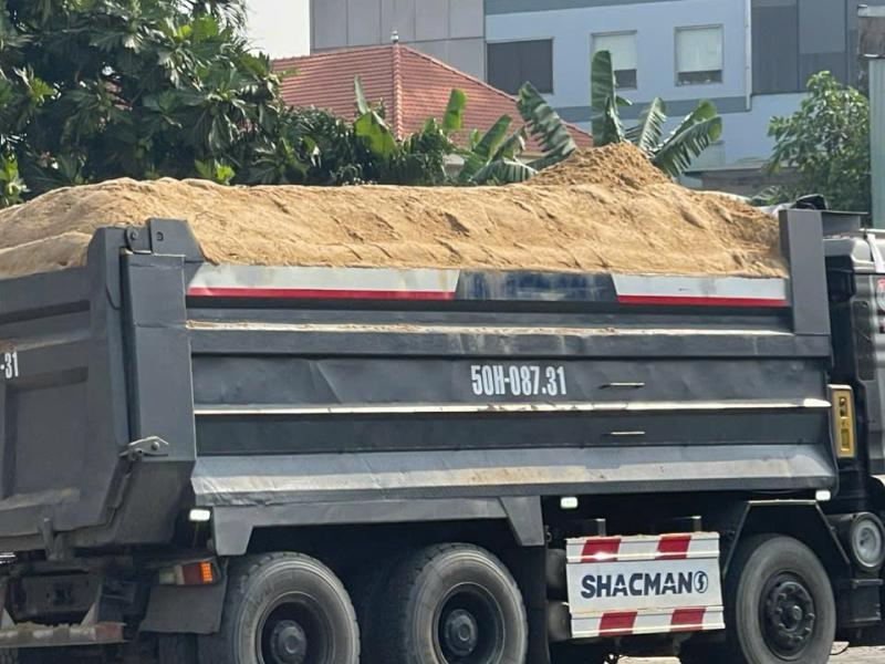 Quận 3 có nhiều hẻm nhỏ, không gian hạn chế nên khá khó khăn trong việc giao cát đá xây dựng cho các công trình