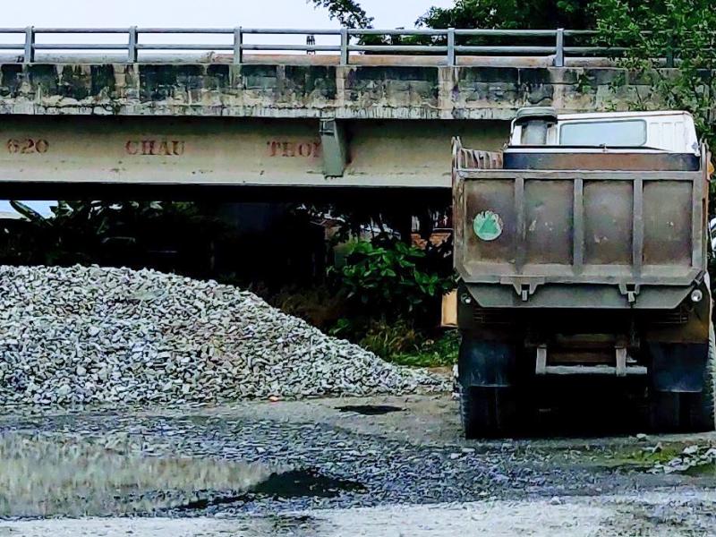 Giao đá hộc (200m³) nền móng công trình lớn cho chủ đầu tư tại khu Long Thạnh Mỹ