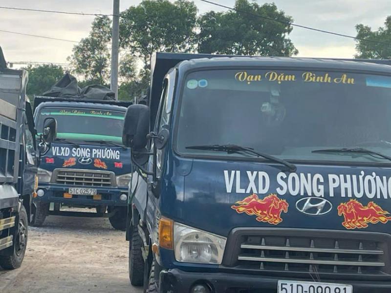 VLXD Song Phương có xe ben đa tải trong, giao cát đá linh hoạt đến mọi công trình tại Bình Chánh