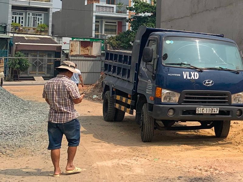 Giao cát xây tô (60m³) nhà dân xây mới cho chủ nhà tại đường Hồ Văn Long
