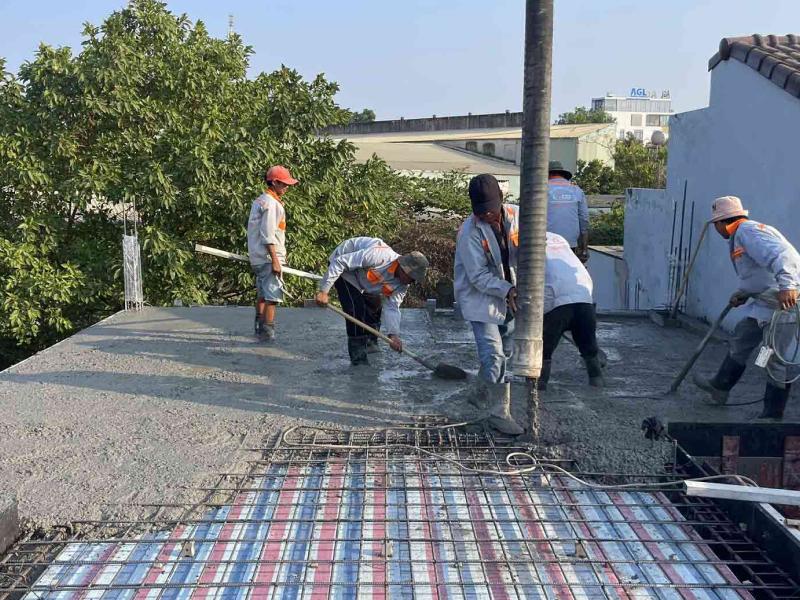 Cát vàng Tây Ninh được trộn với xi măng, cát đá cho ra hỗn hợp đổ bê tông móng, sàn